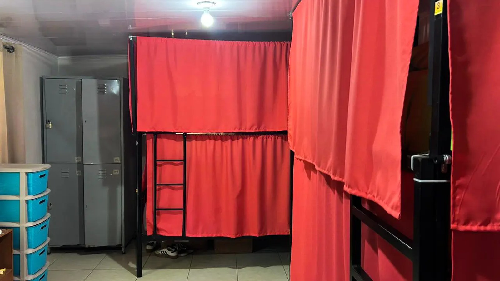Women-only dorm at The Backside House in Tamarindo with beds and lockers