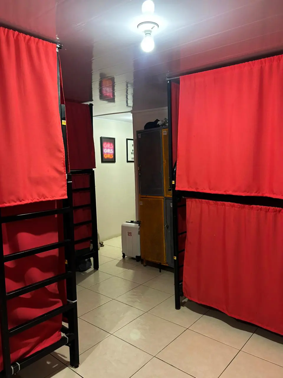 Habitación de chicas con camas privadas y vista al pasillo aesthetic.
